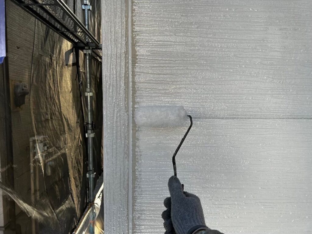 外壁下塗り<br />
密着を良くするためにプライマーを塗布します。<br />
<br />
