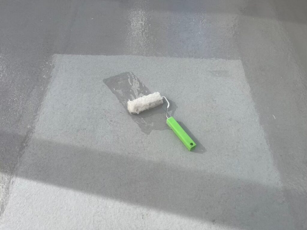 防水<br />
下塗り<br />
密着をよくするためにプライマーを塗布します。<br />
<br />
