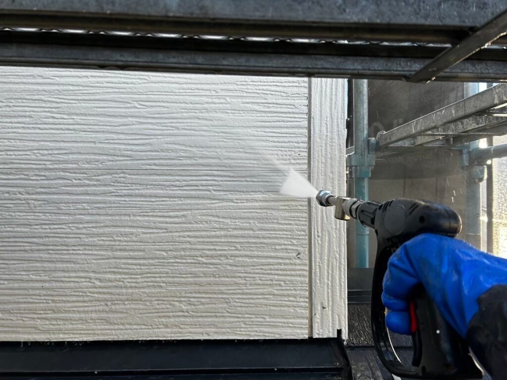 高圧洗浄からスタートになります。