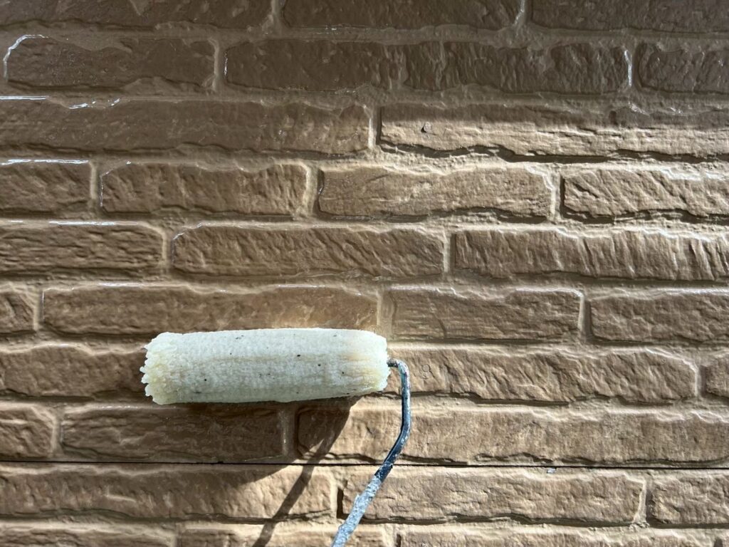 １F外壁下塗り<br />
密着を良くするためにプライマーを塗布します。<br />
