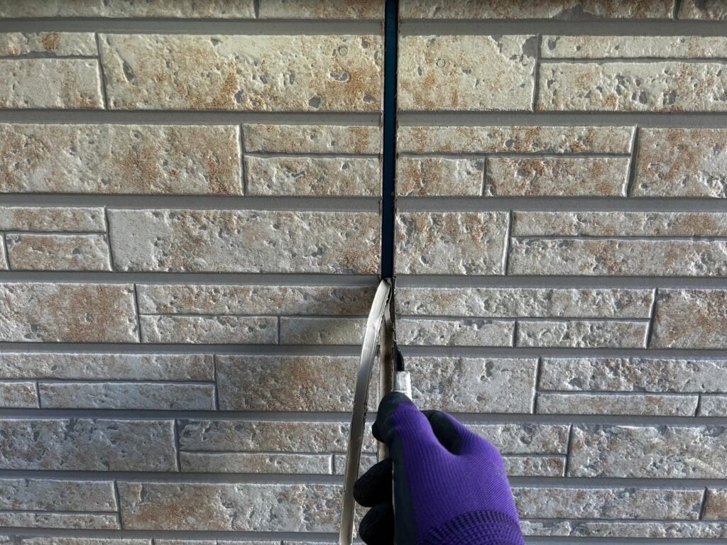 コーキング撤去<br />
既存のコーキングを丁寧に撤去していきます。<br />
