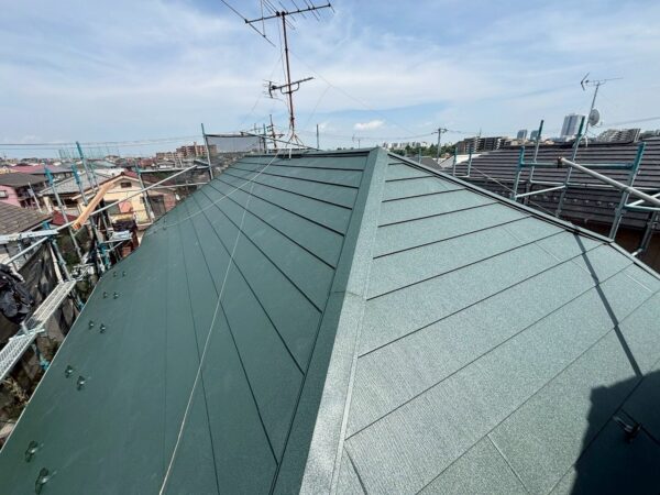 【船橋市駿河台】屋根カバー工法｜グリシェイドNEOをスーパーガルテクトで施工した事例
