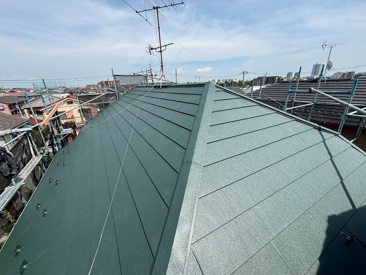 【船橋市駿河台】屋根カバー工法｜グリシェイドNEOをスーパーガルテクトで施工した事例