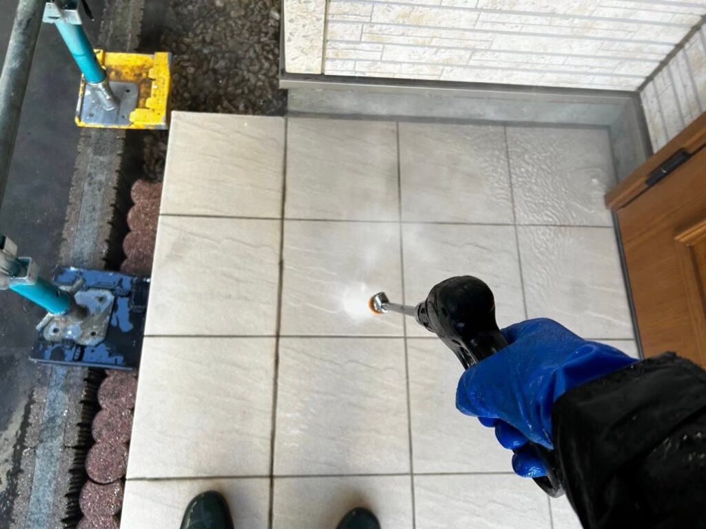 高圧洗浄からスタートになります。