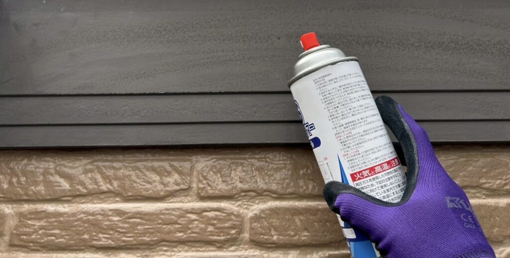 下塗り<br />
さらに密着を良くするためにプライマーを塗布します。<br />
