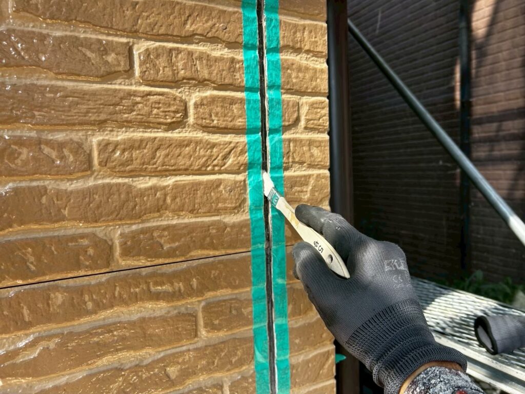 プライマー塗布<br />
撤去が終わり新たなコーキングの密着性を良くするためにプライマーを塗布します。