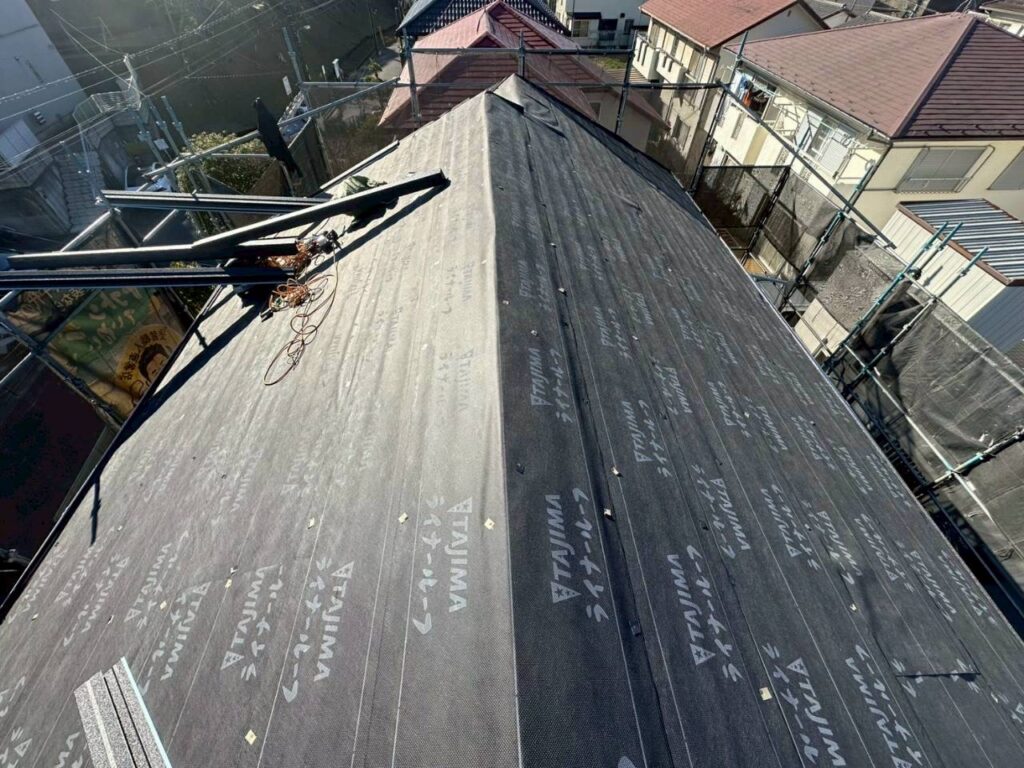 ルーフィング設置<br />
超高耐久ルーフィングを標準仕様