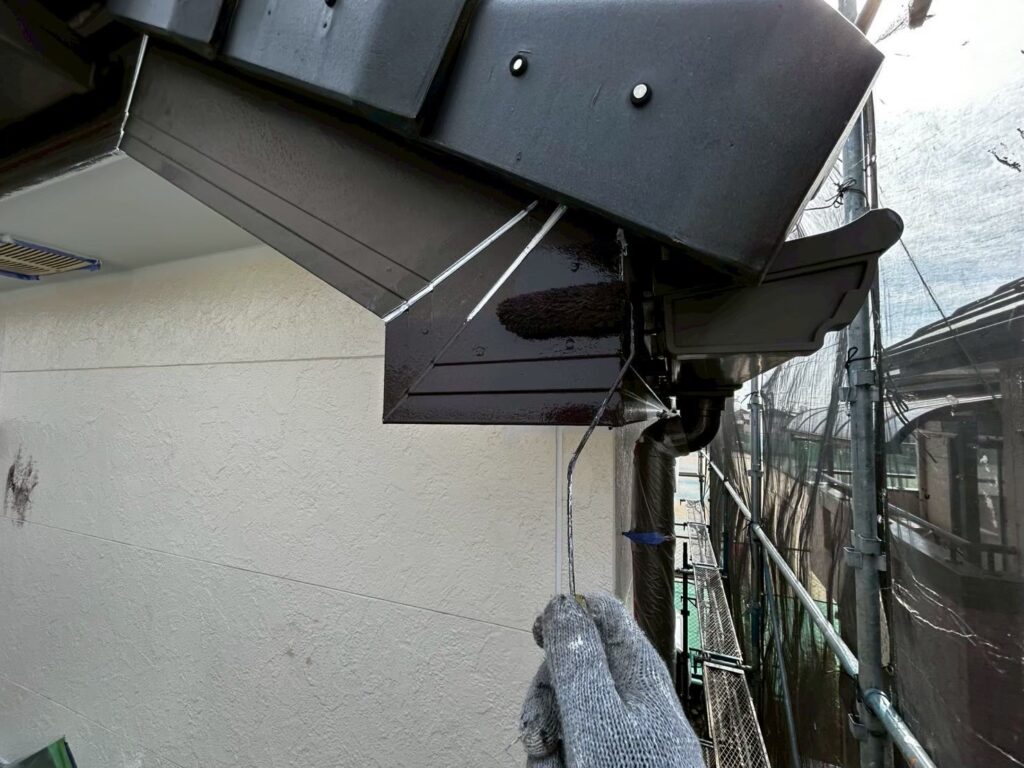 中塗り<br />
仕上げ塗料での１回目の塗装。<br />
