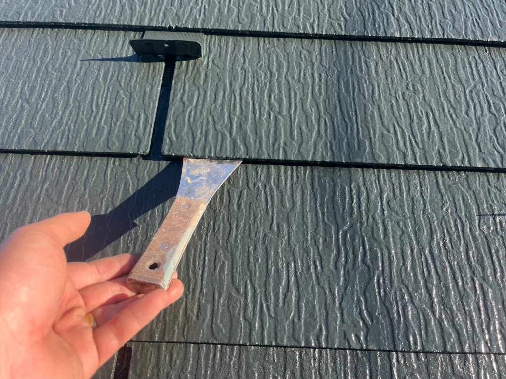 縁切り<br />
屋根塗装で大切な工程