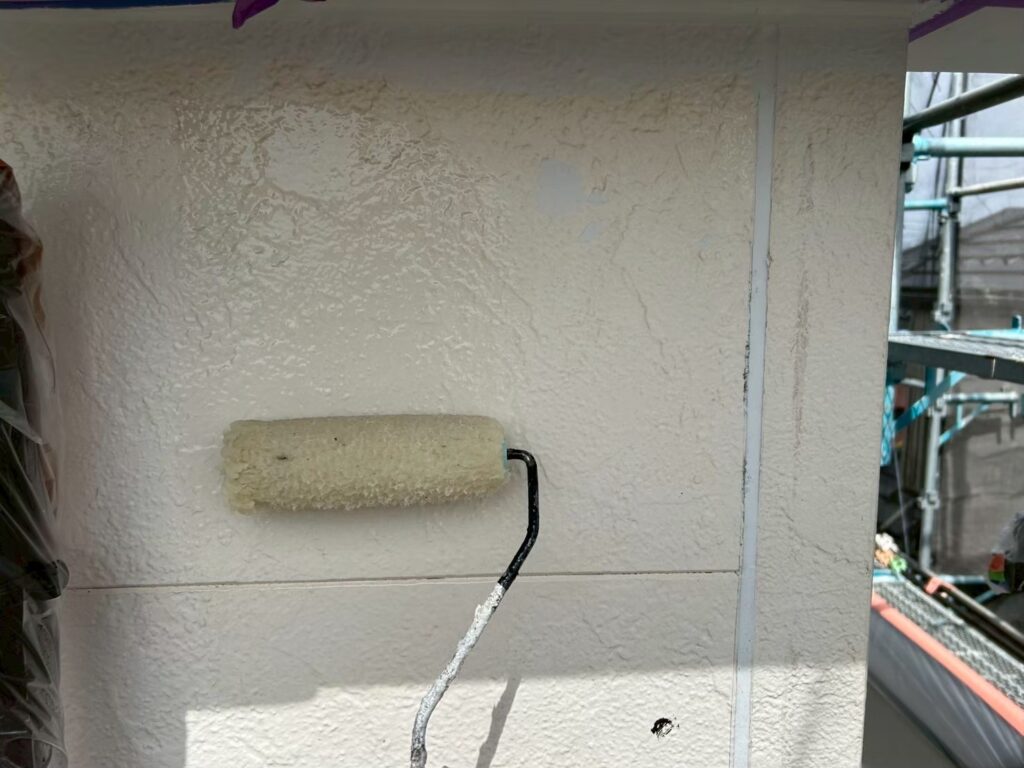 ２F外壁下塗り<br />
密着を良くするためにプライマーを塗布します。<br />
<br />
