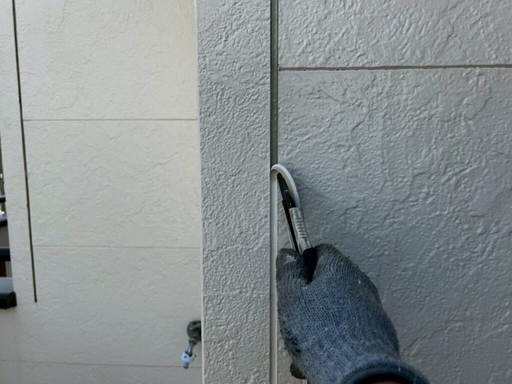 コーキング撤去<br />
既存のコーキングを丁寧に撤去していきます。<br />
