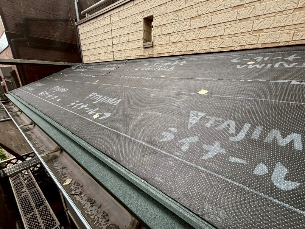 ルーフィング設置<br />
超高耐久ルーフィングを標準仕様