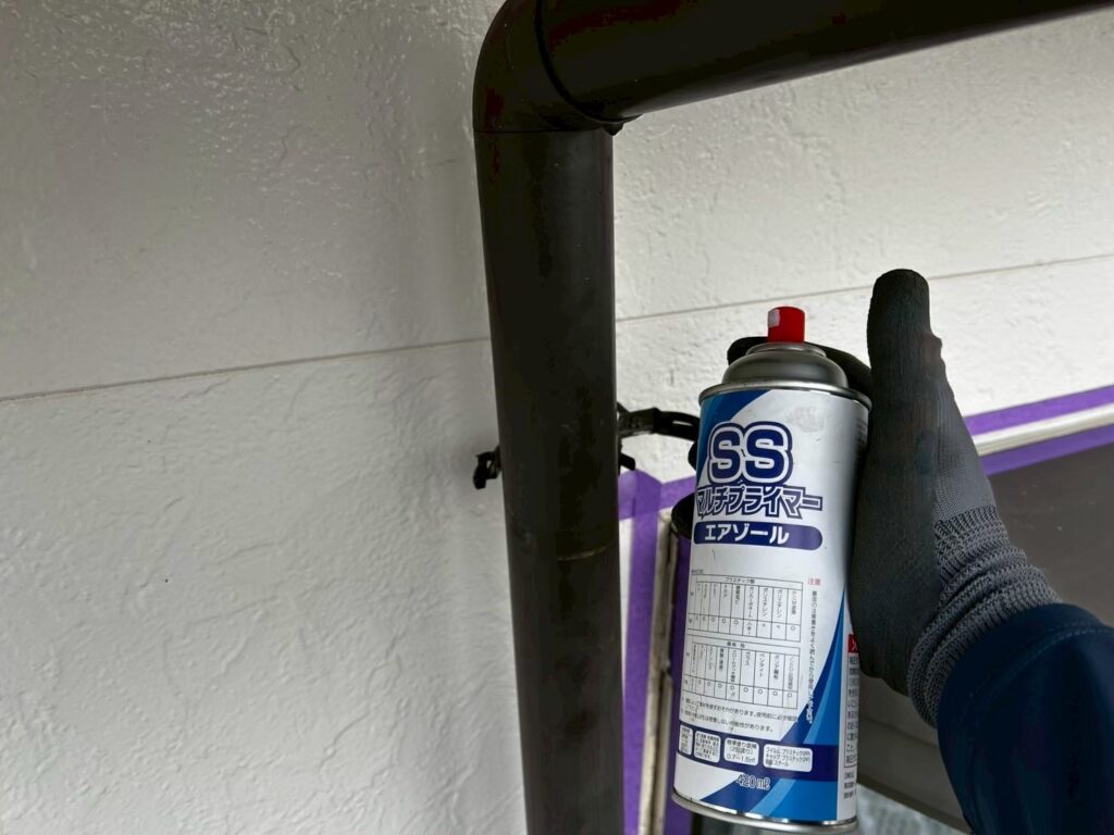 下塗り<br />
さらに密着を良くするためにプライマーを塗布します。<br />
