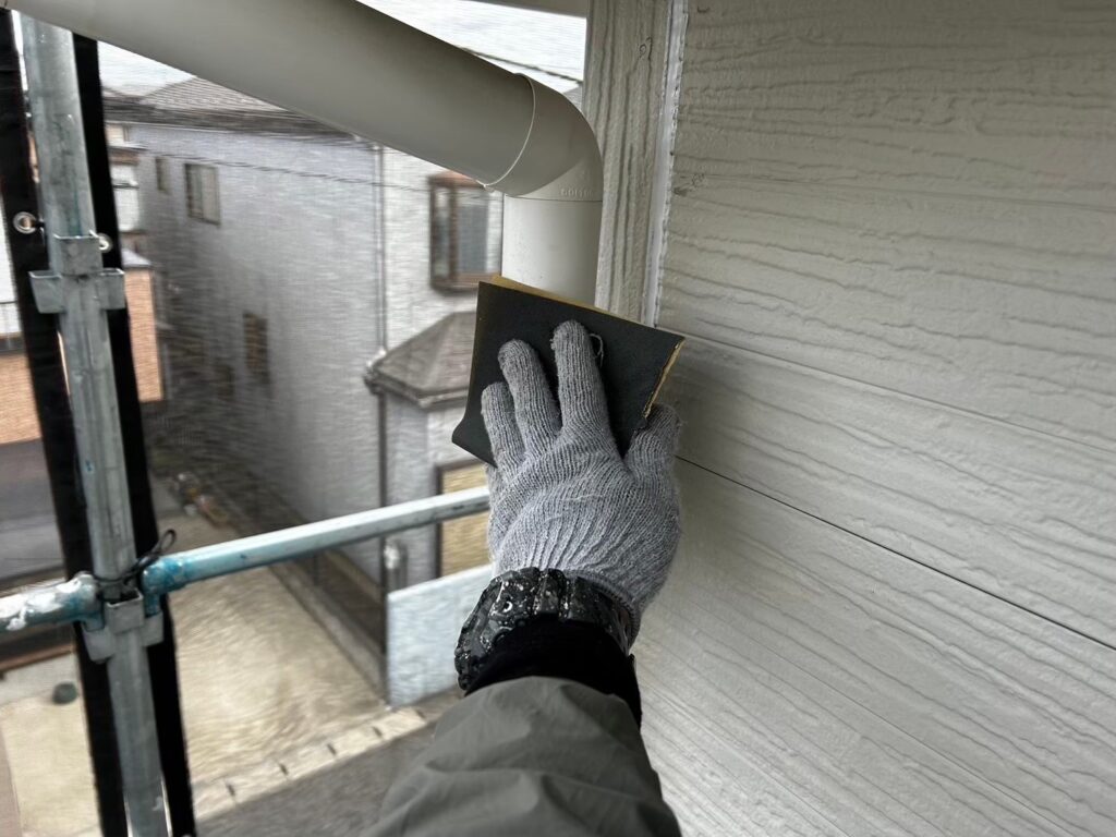 雨樋<br />
ケレン<br />
密着性を良くするための大事な工程です。