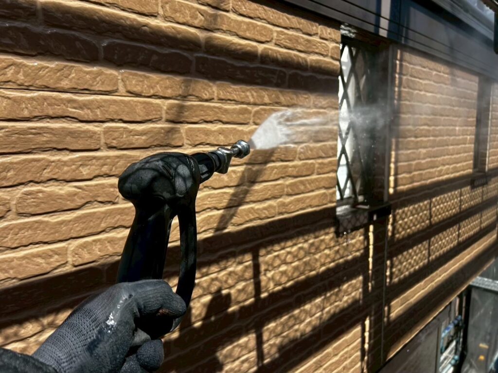 高圧洗浄からスタートになります。