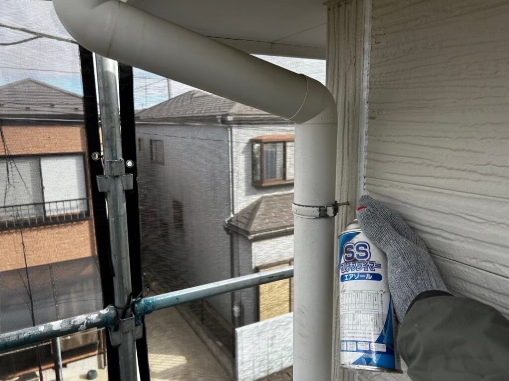 下塗り<br />
さらに密着を良くするためにプライマーを塗布します。<br />
