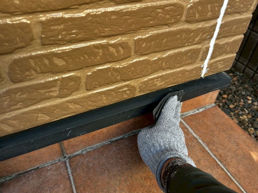 水切り<br />
ケレン<br />
密着性を良くするための大事な工程です。