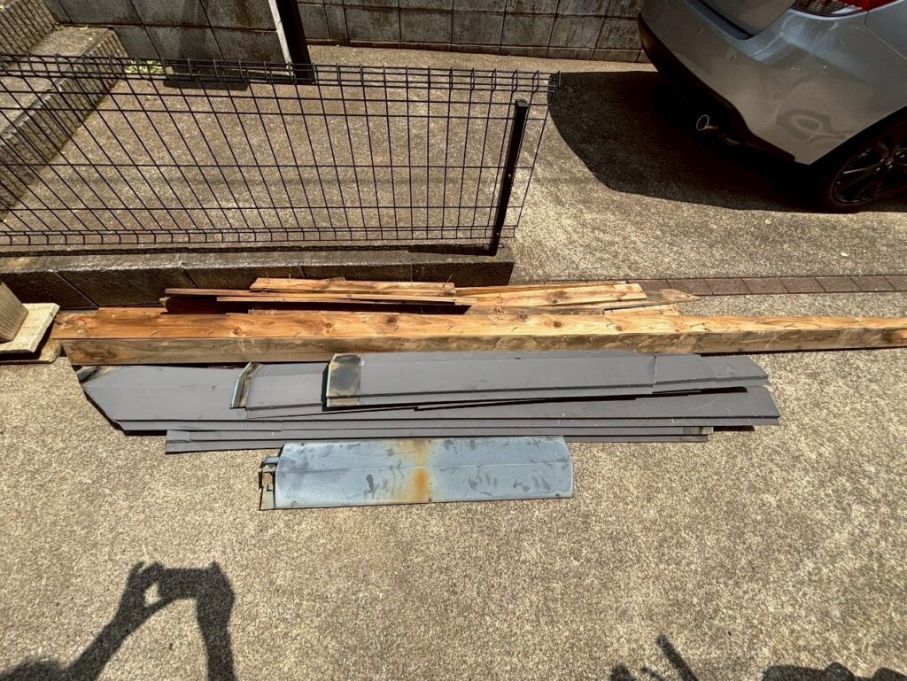 まずは既存棟板金撤去
