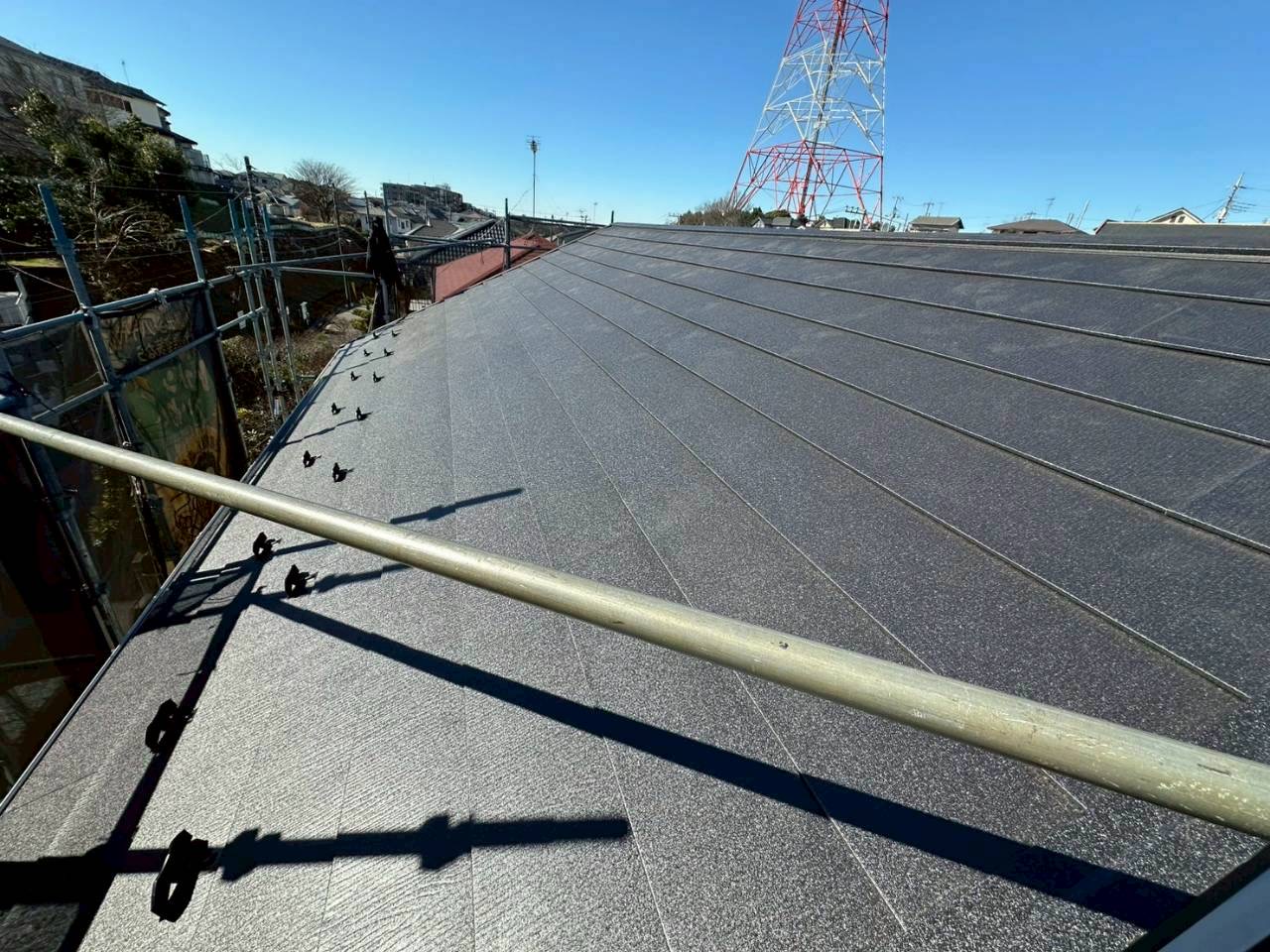 船橋市三山の屋根カバー工法｜スーパーガルテクトで改修した施工事例【費用100万〜150万円】