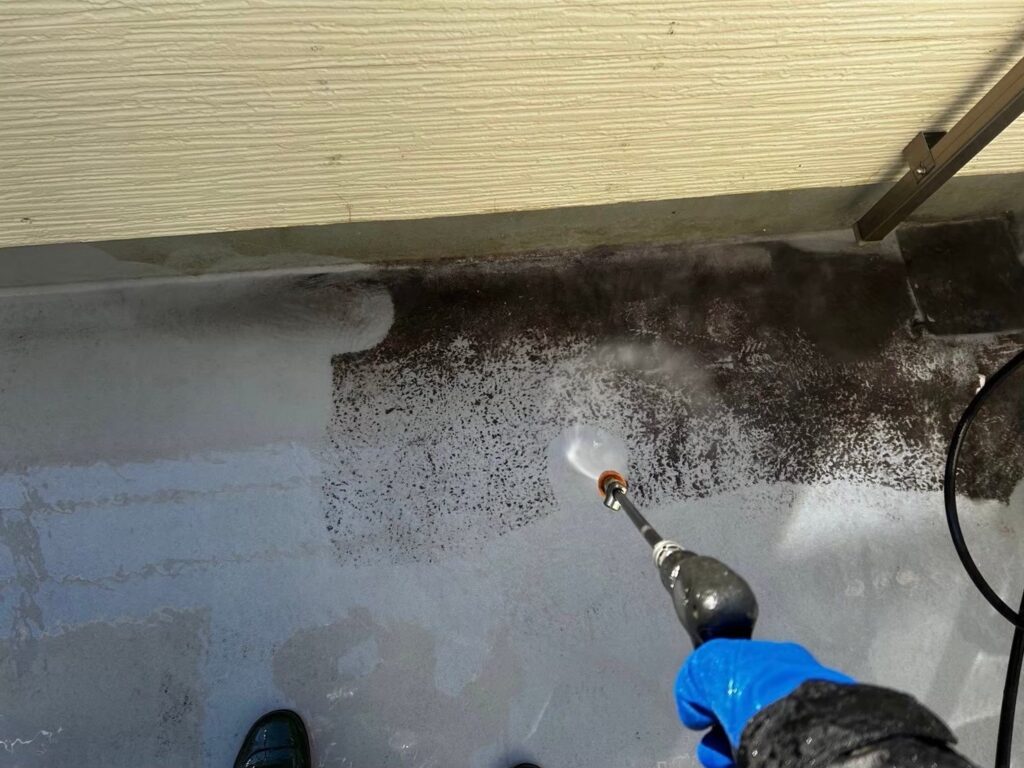 高圧洗浄からスタートになります。