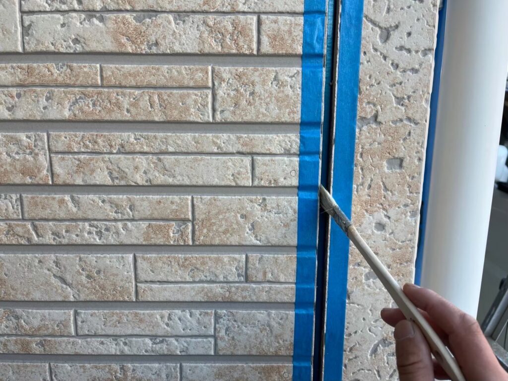 プライマー塗布<br />
撤去が終わり新たなコーキングの密着性を良くするためにプライマーを塗布します。