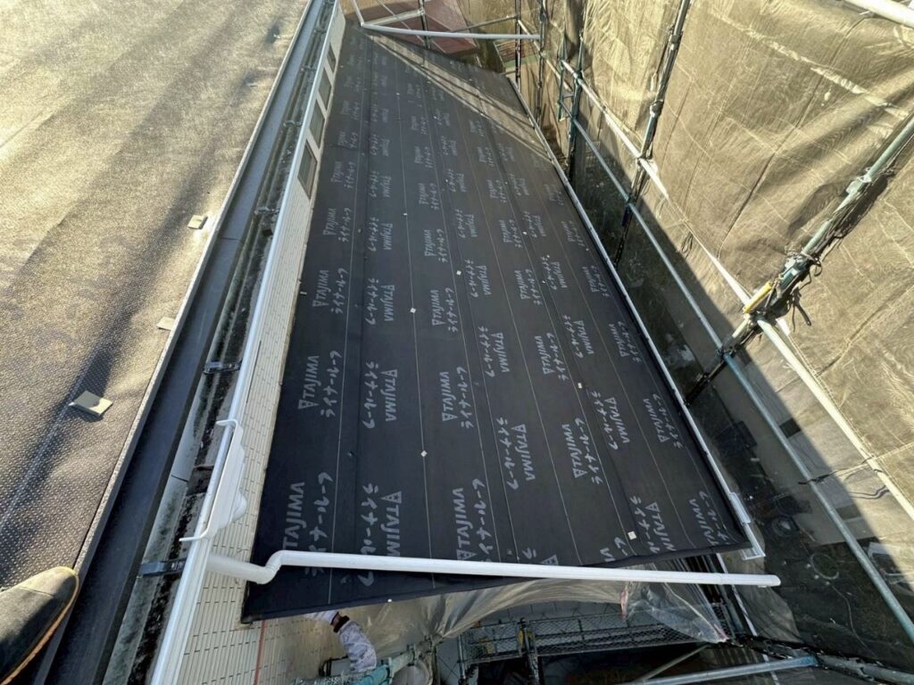 ルーフィング設置<br />
超高耐久ルーフィングを標準仕様