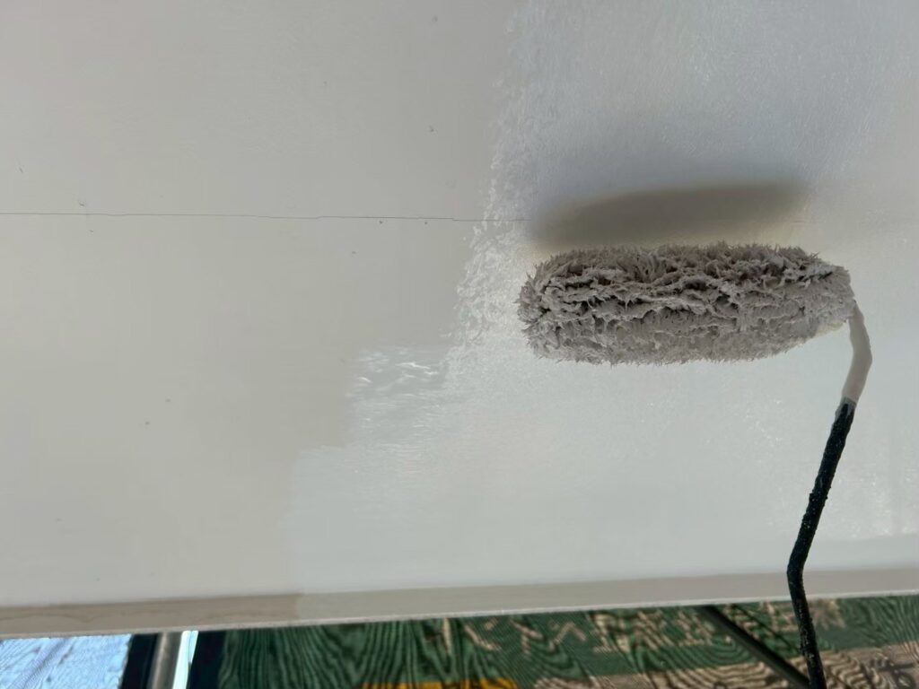 軒天塗装１回目<br />
湿気が蓄積しやすい場所なので防カビ塗料を使用しました。