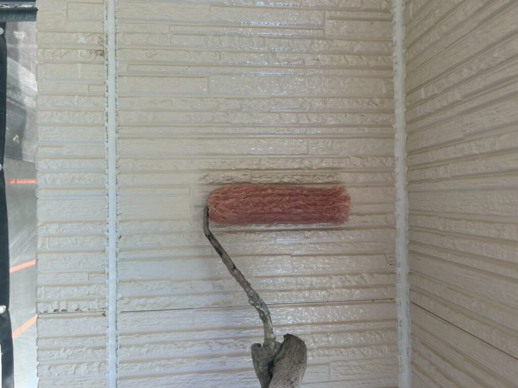 アクセント外壁下塗り<br />
密着を良くするためにプライマーを塗布します。<br />
<br />
