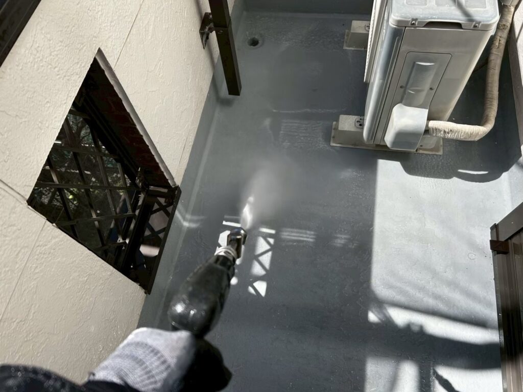 高圧洗浄からスタートになります。