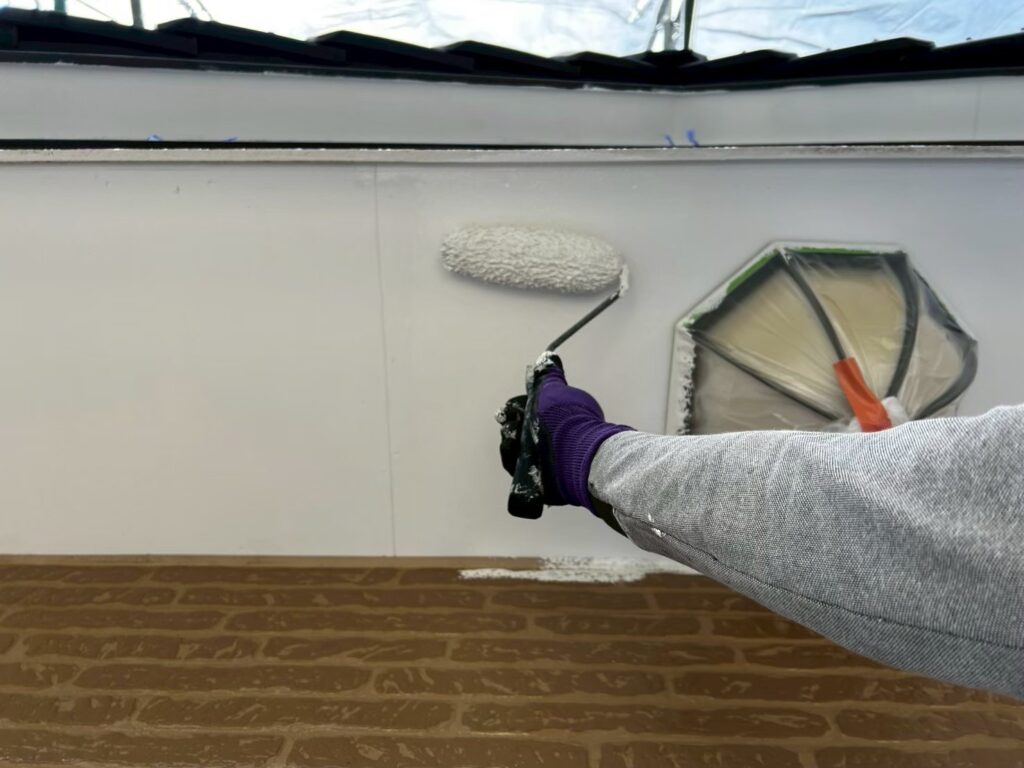 軒天塗装２回目<br />
湿気が蓄積しやすい場所なので防カビ塗料を使用しました。
