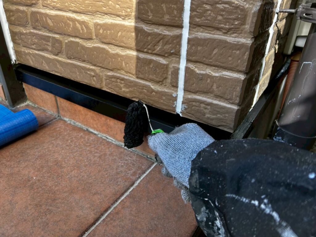 下塗り<br />
さらに密着を良くするために錆止めを塗布します。<br />
