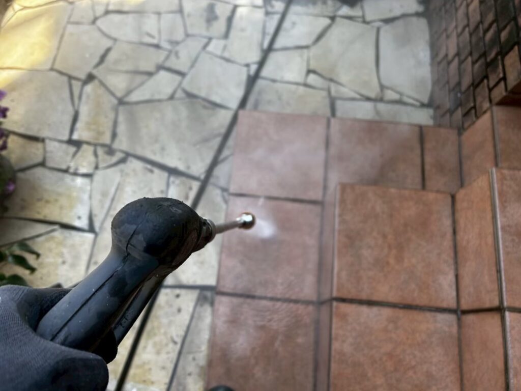 高圧洗浄からスタートになります。