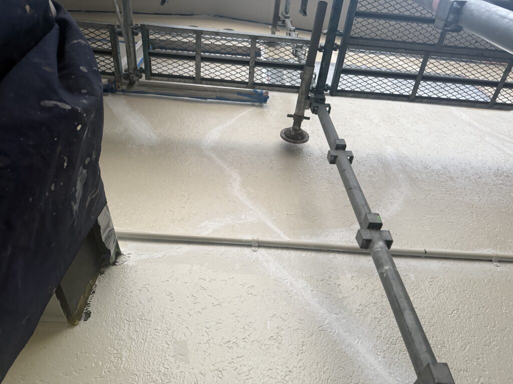 ひび割れ補修<br />
コーキングではなく専用の補修材にて補修しました。ひび割れの再発を防ぎます。<br />
