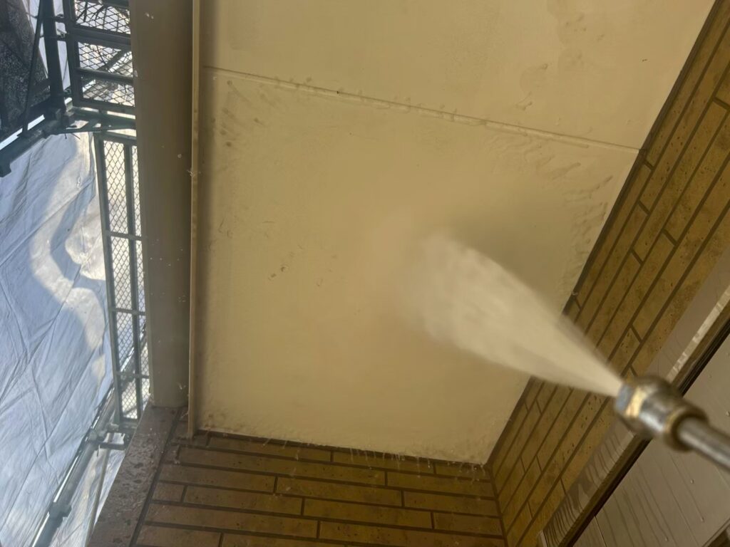 高圧洗浄からスタートになります。