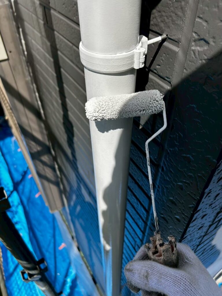 上塗り<br />
仕上げ塗料での2回目の塗装。<br />
