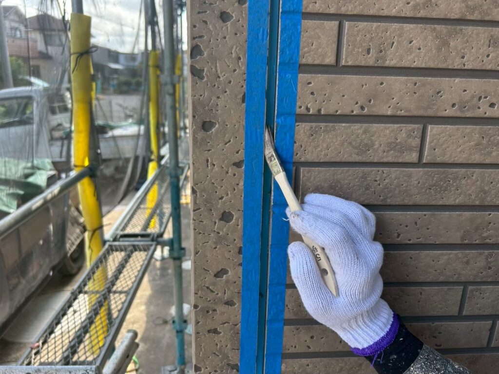 プライマー塗布<br />
撤去が終わり新たなコーキングの密着性を良くするためにプライマーを塗布します。