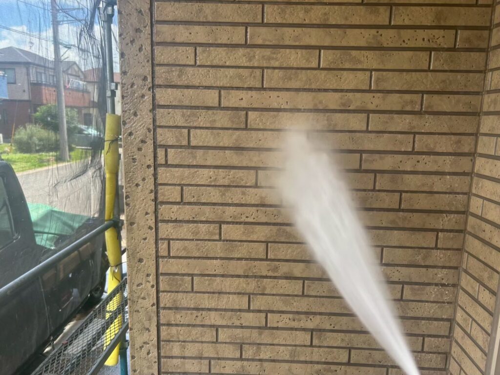 高圧洗浄からスタートになります。