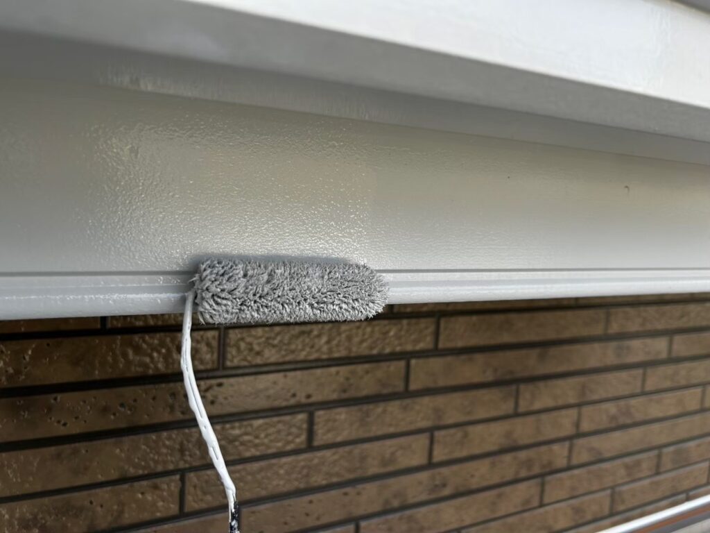 上塗り<br />
仕上げ塗料での2回目の塗装。<br />
