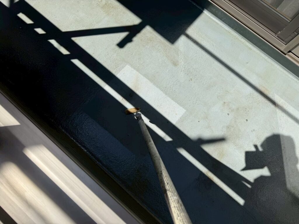 防水<br />
下塗り<br />
密着をよくするためにプライマーを塗布します。<br />
<br />
