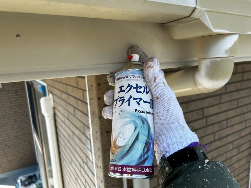 下塗り<br />
密着をよくするためにプライマーを塗布します。<br />
