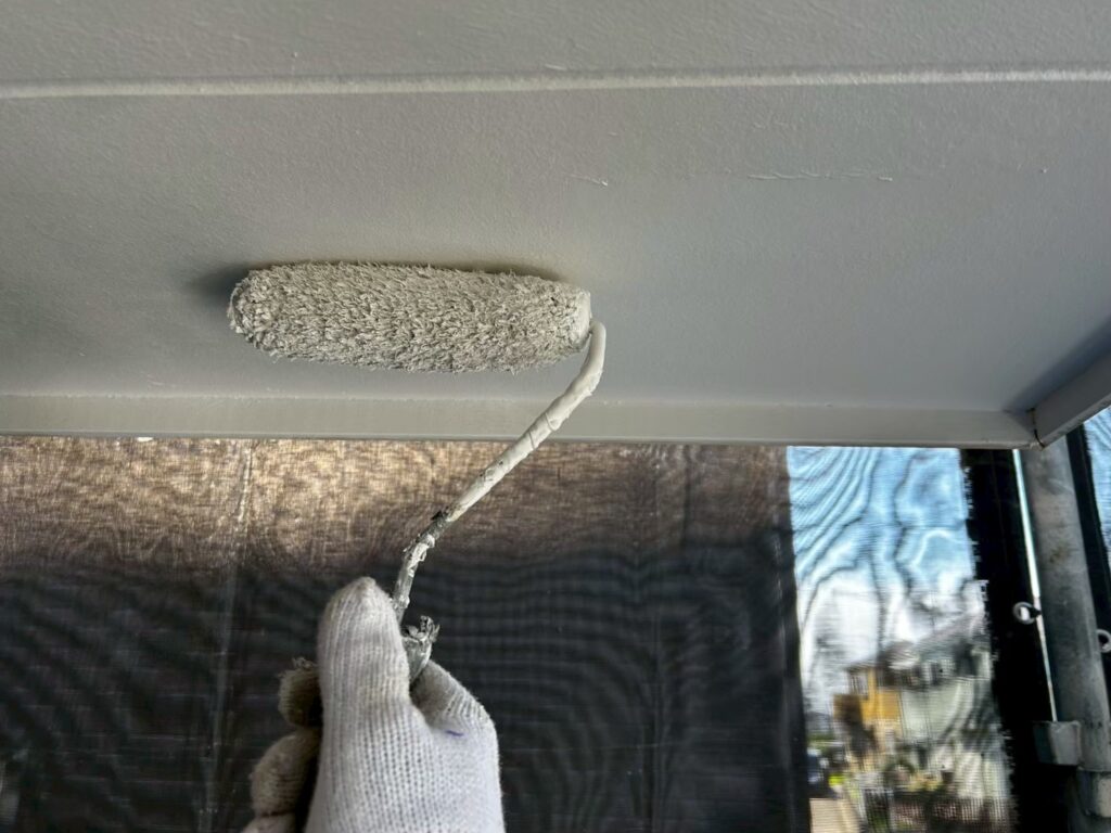 軒天塗装２回目<br />
湿気が蓄積しやすい場所なので防カビ塗料を使用しました。