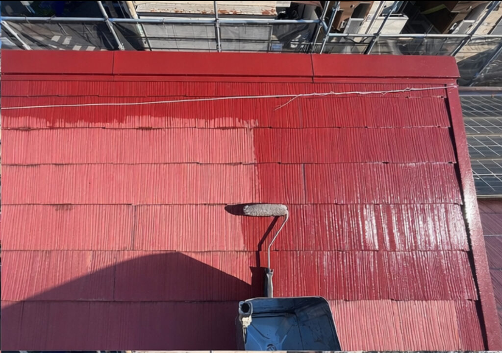 下塗り<br />
密着をよくするためにプライマーを塗布します。<br />
