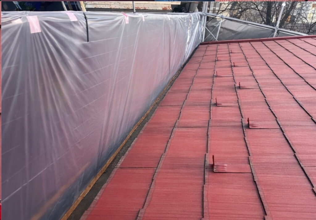 近隣様との距離が近かったので、高圧洗浄前に汚れが飛散しないよう養生を行いました。