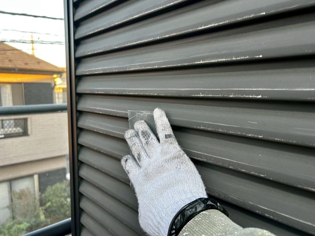 雨戸・戸袋<br />
ケレン<br />
密着性を良くするための大事な工程です。