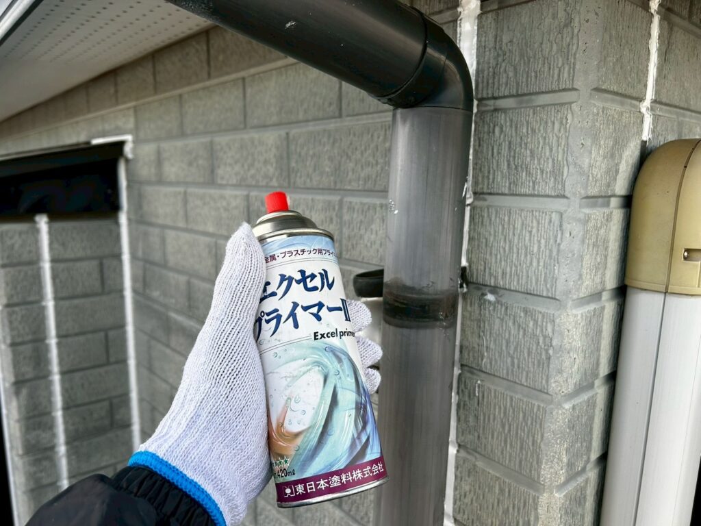 下塗り<br />
密着を良くするためにプライマーを塗布します。<br />

