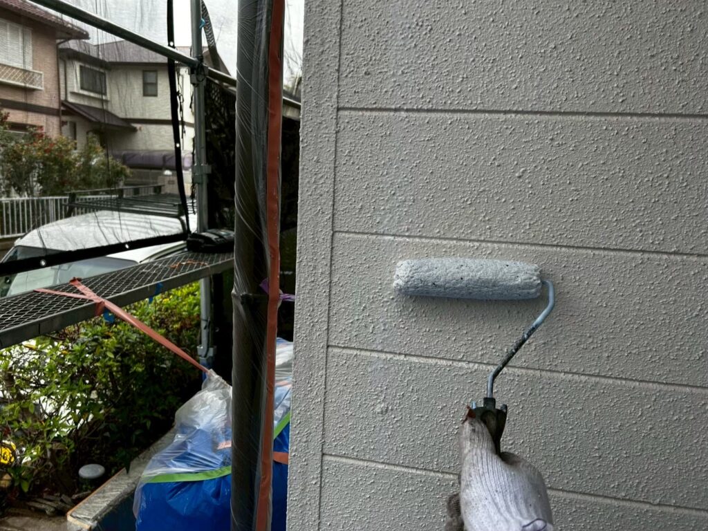 外壁塗装<br />
下塗り<br />
密着を良くするために下塗りを塗布します。<br />

