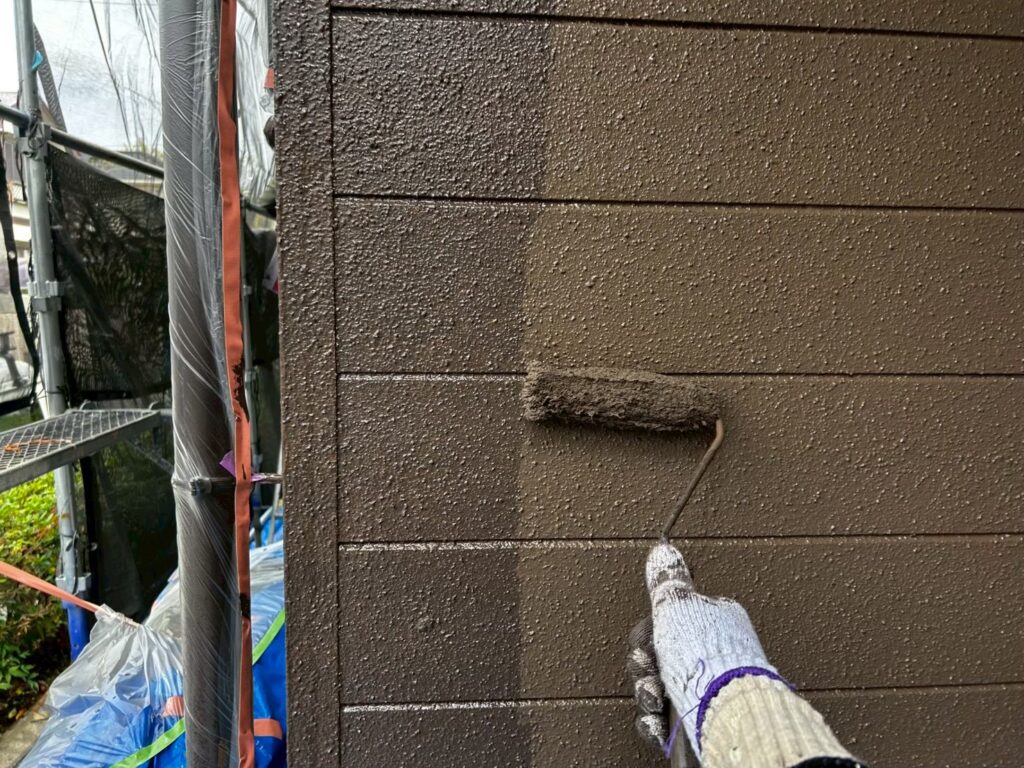 上塗り<br />
仕上げ塗料での２回目の塗装。