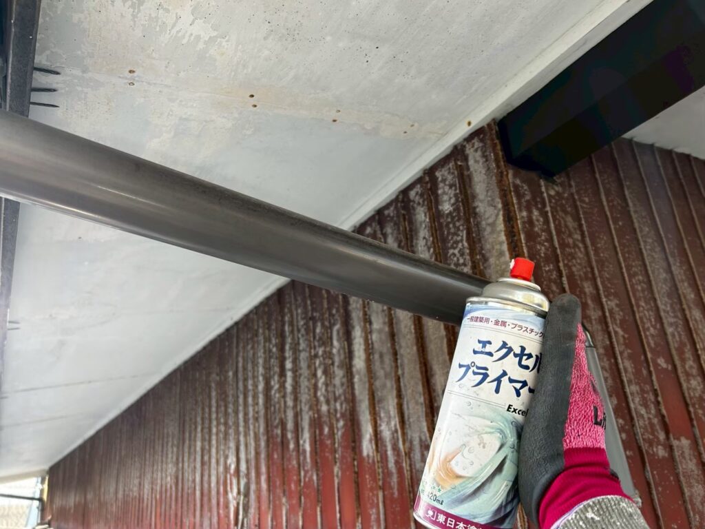 下塗り<br />
密着を良くするためにプライマーを塗布します。<br />
