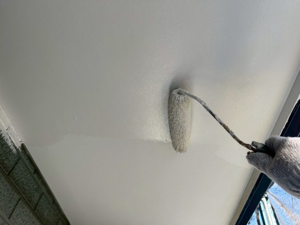 軒天塗装１回目<br />
湿気が蓄積しやすい場所なので防カビ塗料を使用しました。