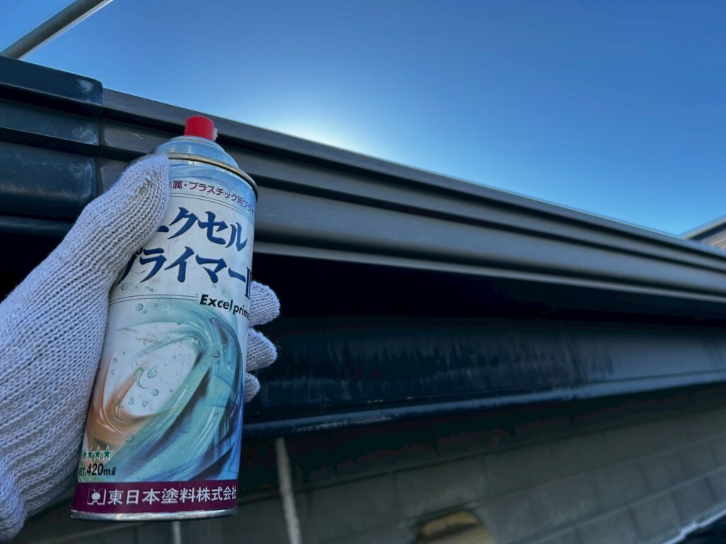 下塗り<br />
密着を良くするためにプライマーを塗布します。<br />
